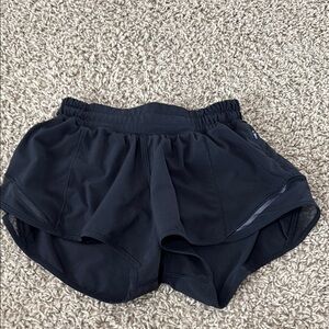 Lululemon Hotty Hot 2.5 inch LR shorts in black